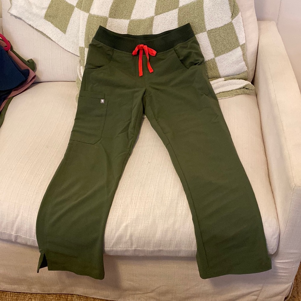 FIGS scrub top and bottom